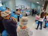 Bebê que sobreviveu a ataque em creche recebe alta no dia das mães