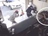 VÍDEO: Pai e filho são surpreendidos por ladrões e reagem sacando armas
