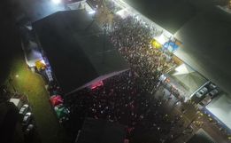 Mesmo com chuva, público lota espaço de shows para ver Marcos e Belutti