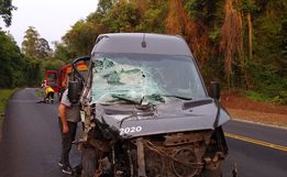 Colisão entre van e caminhão deixa seis feridos na BR-282