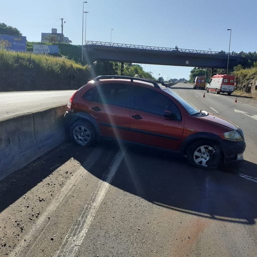 Pneu estoura, carro colide contra mureta e mulher fica ferida na BR 282