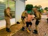 VÍDEOS: Homem invade residência, agride mulher, resiste e é preso pela PM