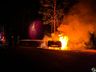Após colidir em árvore, Amarok fica destruída pelo fogo em São Miguel do Oeste