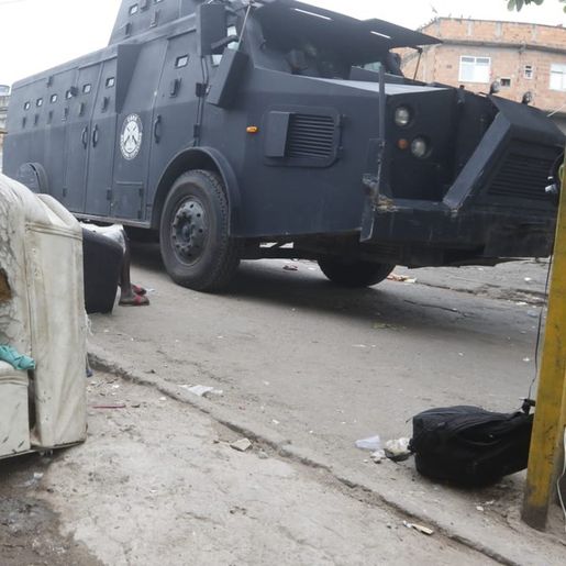 Operação no RJ provoca tiroteio intenso e deixa 25 mortos, entre eles um policial