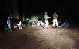 PM Flagra 20 jovens aglomerados embaixo da Ponte do Rio das Antas