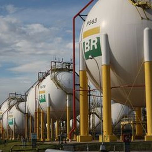 Gasolina fica R$ 0,41 mais cara nas refinarias e deve impactar inflação 