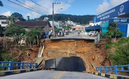 VÍDEO: Ponte desaba em Brusque e caminhão quase cai em rio 