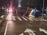 Carreta tomba no centro de São Lourenço do Oeste e motorista é encaminhado à UPA