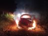 Fusca é destruído pelo fogo em São Lourenço do Oeste