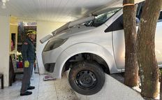 Carro invade residência e fica "entalado" em estrutura no Oeste