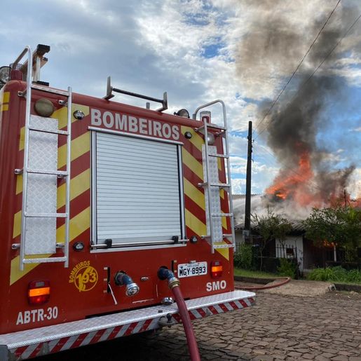 VÍDEO: incêndio em residência mobiliza Bombeiros, Polícia Civil, PM e Celesc