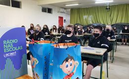 Estudantes adolescentes demonstram carinho e admiração pelo rádio