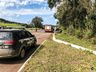 VÍDEO: Veículo pega fogo após acidente e policial civil combate incêndio