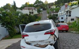Colisão entre carro e moto deixa motociclista ferido