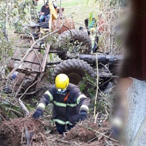 Mulher morre e duas crianças ficam feridas após trator tombar