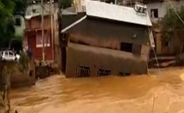 VÍDEO: casa de dois andares é levada por enchente em Minas Gerais