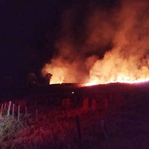 Menor ateia fogo em vegetação rasteira no interior de Quilombo 