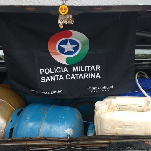 Casal de argentinos é flagrado com botijões de gás e galões de gasolina na BR 163