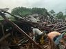 VÍDEO: Galpão desaba e trabalhador fica ferido no interior de Itapiranga