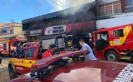 Incêndio se alastra e atinge duas empresas no centro de SMO
