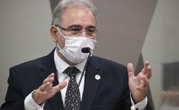 Intervalo entre vacinas da Pfizer deve diminuir para 21 dias, diz ministro