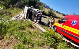 Motorista fica ferido após tombar carreta carregada com sementes na SC-161