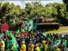VÍDEO: Dezenas de pessoas participam de ato em frente ao 14º RCMec