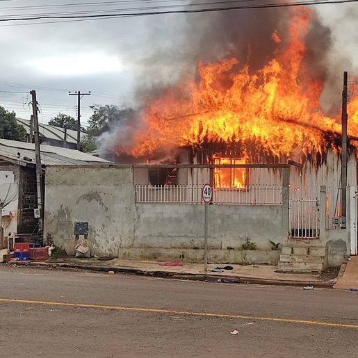 VÍDEO: Incêndio na região atinge quatro residências