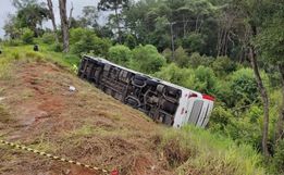 Criança de 3 anos está entre as 7 vítimas de acidente com ônibus na BR-277