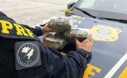 Polícia encontra fortuna escondida em fundo falso de carro em SC
