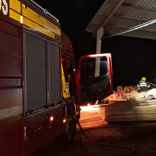 Princípio de incêndio atinge madeireira no interior de Palmitos