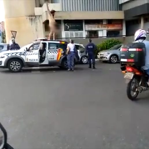 VÍDEO: Homem em surto psicótico é contido após subir nu em viatura