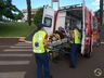 Colisão entre carro e moto deixa mulher ferida em frente à prefeitura