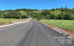 Asfalto novo avança na SC-492 e obra entra na reta final no Extremo Oeste 