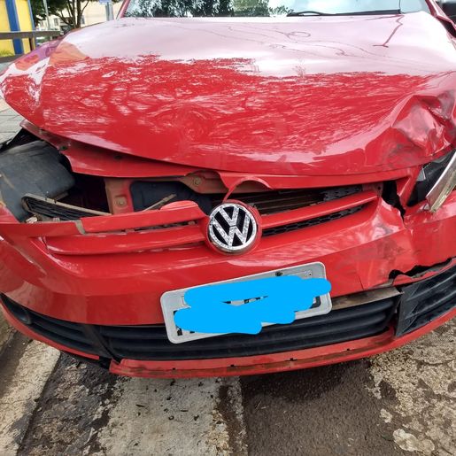 Motorista invade rótula e causa acidente em SJCedro