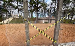 Mesmo com local interditado, PM flagra pessoas jogando bola em praça de SMO