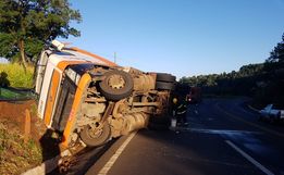 Caminhoneiro sofre escoriações em tombamento na BR-282