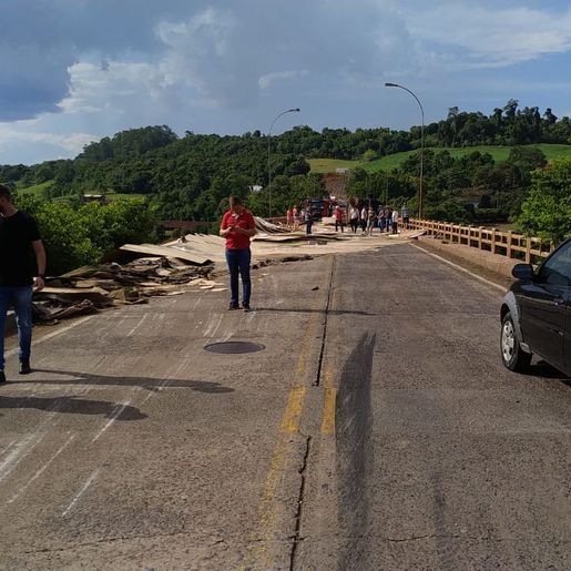 Tombamento de caminhão bloqueia BR-282 em Nova Erechim