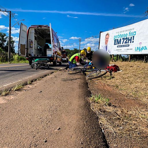 Ciclista fica gravemente ferida ao ser atingida por sapata de caminhão em SMOeste 