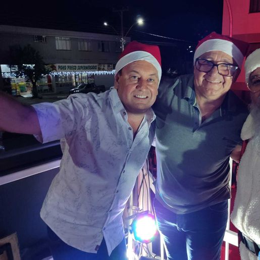 VÍDEO: Papai Noel é recebido com grande festa na praça central de São José do Cedro