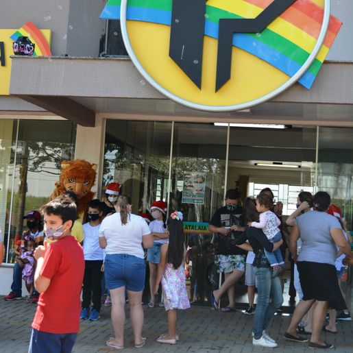 Campanha “Um presente de Natal” reúne crianças para entrega de presentes
