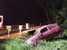 Carro capota na BR-282 em Pinhalzinho e deixa mulher e duas crianças feridas
