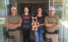 Policiais Rodoviários entregam lembrança à família de sargento da PM vítima de câncer