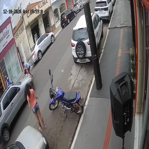 VÍDEO: Criança é salva de atropelamento pelo irmão 