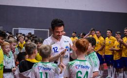 Falcão se apresenta em jogo festivo no ginásio do Guarani