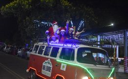 Chegada do Papai Noel acontece em Anchieta com entrega de doces para as crianças 