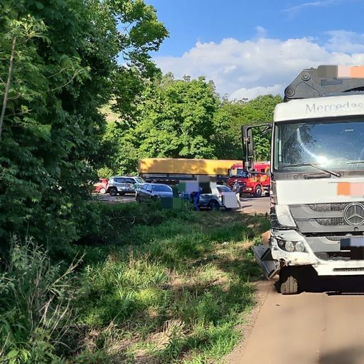 Acidente com três veículos deixa duas pessoas feridas na BR-282, em Flor do Sertão