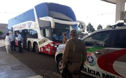Ônibus de SMOeste com 40 passageiros chega da Bahia sob escolta no Oeste