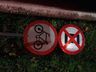 Homens são flagrados quebrando placas em SMOeste