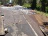 Caminhão carregado de cerveja tomba na SC 163 em Itapiranga